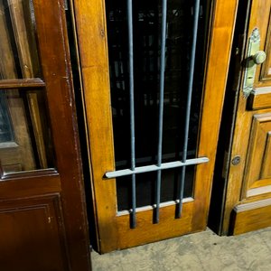 Puerta de Madera Clara con Postigos Fijos de Madera y Vidrio con Rejas - imagen 4