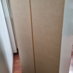 Ropero de madera tono castaño con puertas y cajón - imagen 4