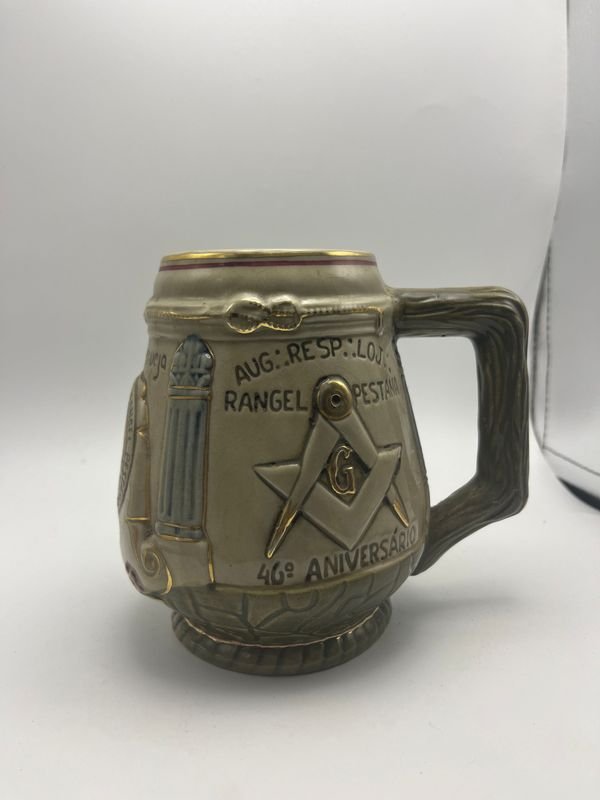 Jarra de cerveza cerámica con símbolos masones y fecha 1968 - imagen 1