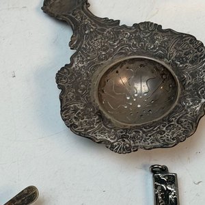 Lote Variado: Candelabros de Bronce, Joyeros Plateados y Utensilios - imagen 11