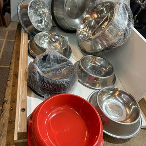 Lote siguiente: Set de 7 Comederos para Mascotas Metálicos y Plástico Rojo