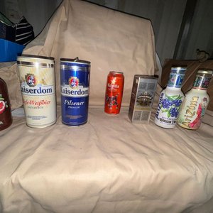 Lote de Latas y Botellas de Bebidas Varias: Kaiserdom, Estrella, Chivas Regal, Arizona Tea - imagen 3