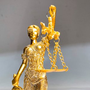 Figura Diosa de la Justicia Dorada - 18 cm - imagen 3