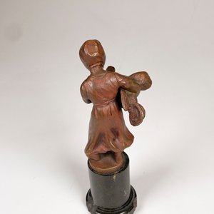 Figura en Bronce: Dama con Gallo sobre Base de Mármol Firmada - imagen 4