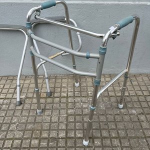 Andador Plegable de Aluminio con Soporte para Water - imagen 5
