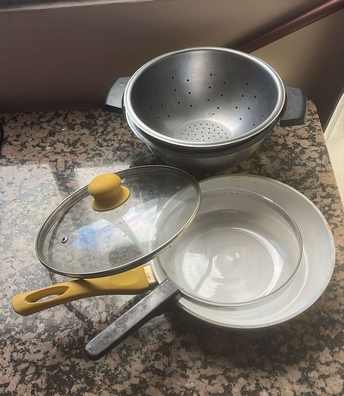 Lote siguiente: Sartén y accesorios de cocina en buen estado