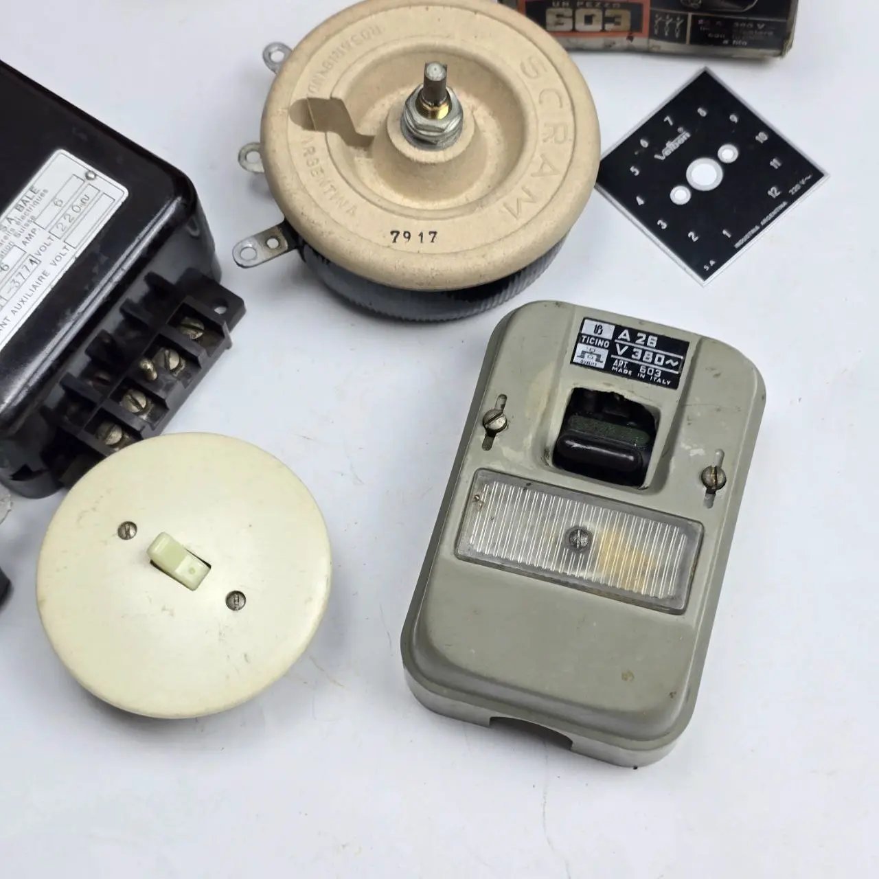 Item lote-44-reostato-y-otras-piezas-electricas - Image 1