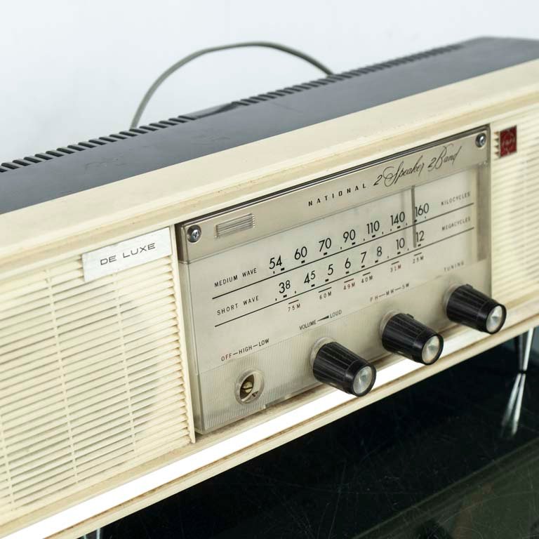 Radio antigua con reloj y dial - imagen 2