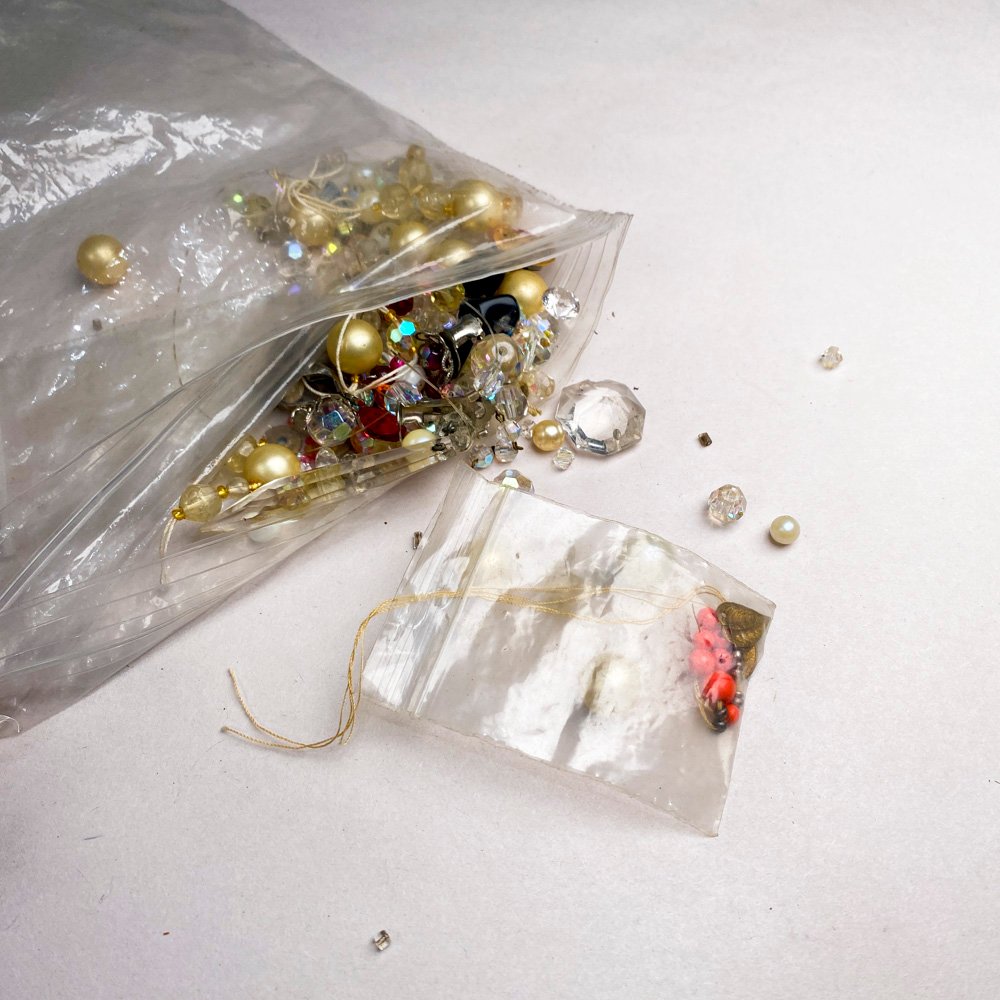 Lote anterior: Lote de joyería con piedras y accesorios