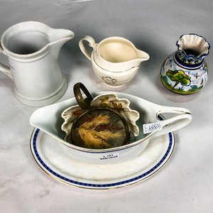 Seis piezas de porcelana inglesa: salsera, jarras y florero - imagen 2
