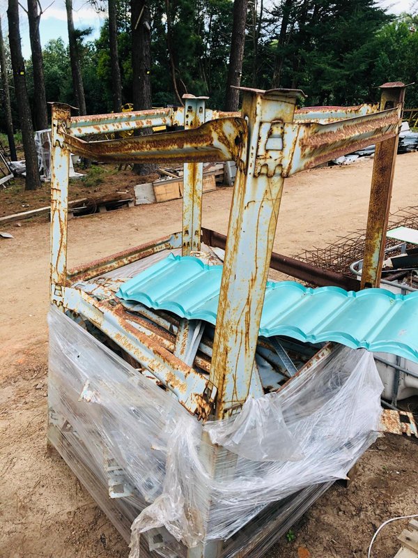 Cajón Metálico con Materiales Varios para Construcción - imagen 1