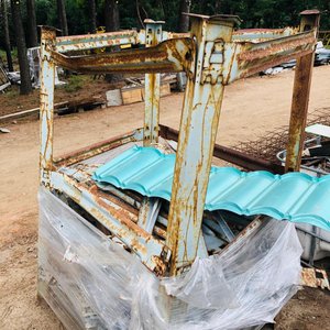 Cajón Metálico con Materiales Varios para Construcción - imagen 1