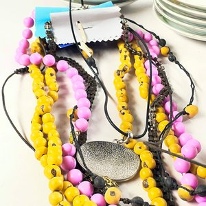Lote de pocillos, platillos y collares - imagen 3