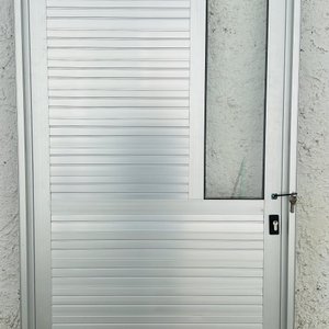 Lote siguiente: Lote #005 – Puerta de aluminio con llaves sin pestillos – 90x205cm
