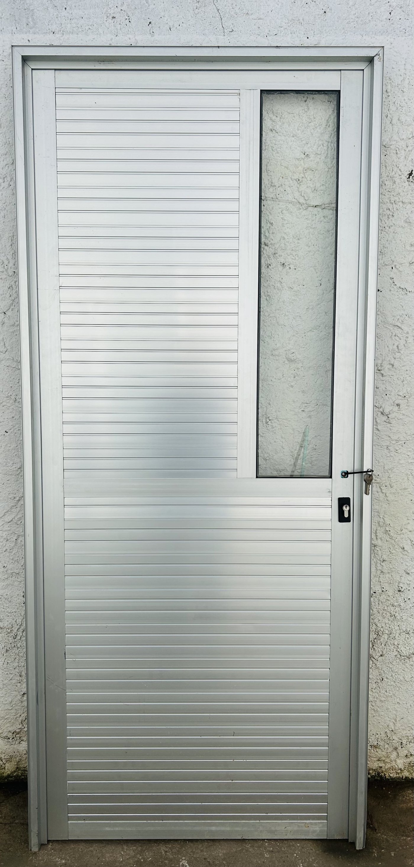 Lote #005 – Puerta de aluminio con llaves sin pestillos – 90x205cm