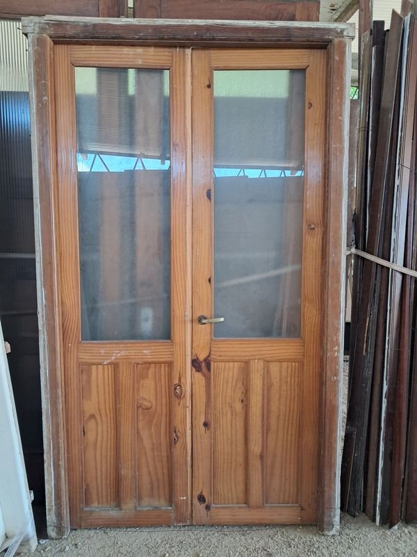Puerta de madera con ventana esmerilada