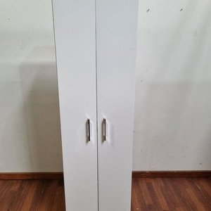Lote siguiente: L 976 - Practico placard multiuso en melamina color blanco con dos puertas y estantes interiores (Medidas 47x27x171cm)