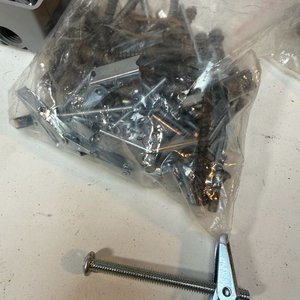 Lote de Bisagras de Bronce, Tornillos y Herrajes Varios - imagen 5
