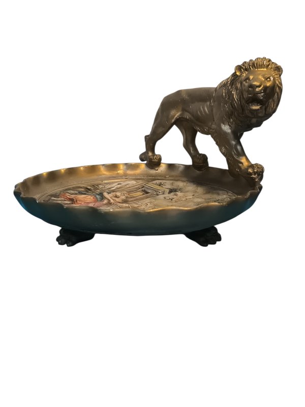 Pieza de Arte en Porcelana con Relieve Mitológico y Figura de León Neoclásico - imagen 3
