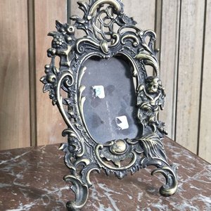 Antiguo Portarretrato de Bronce Estilo Barroco con Querubín - imagen 2