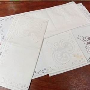 Lote de 4 Servilletas Blancas Vintage Bordadas con Diseño Floral - imagen 2