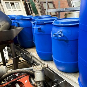 Seis Tarrinas Plásticas Azules de 70 Litros con Tapa Usada - imagen 1