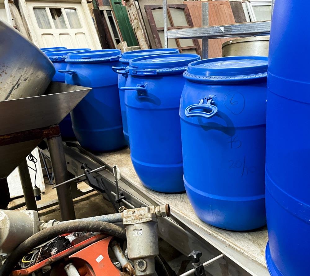Seis Tarrinas Plásticas Azules de 70 Litros con Tapa Usada