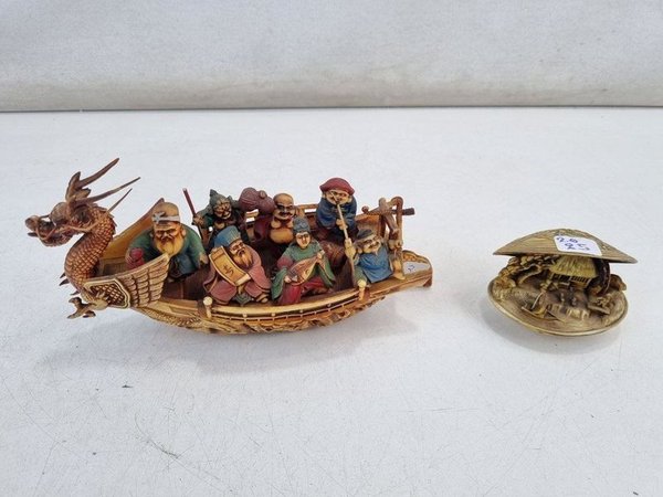 Par de Objetos Decorativos Orientales: Barco Dragón y Caracola con Escena - imagen 1