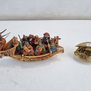 Lote anterior: Par de Objetos Decorativos Orientales: Barco Dragón y Caracola con Escena