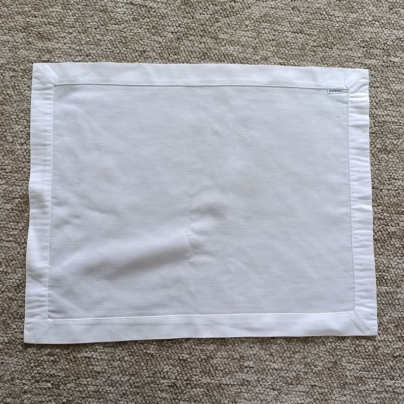 Lote anterior: Pantalones de telas blancas con detalles