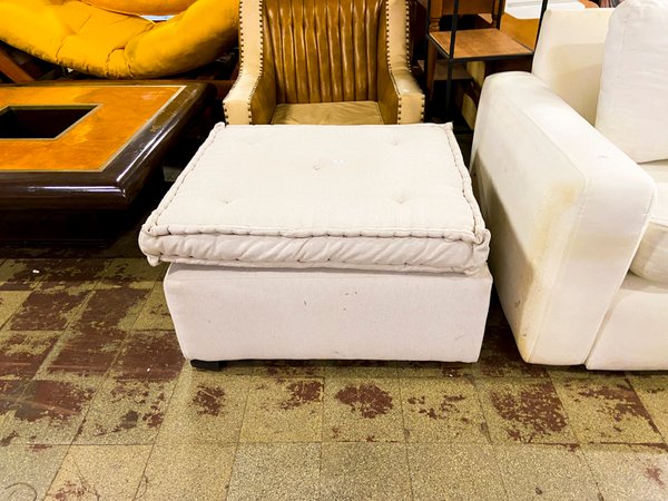 Otomana Beige Acolchada con Patas