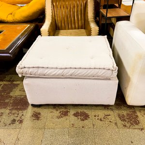 Lote siguiente: Otomana Beige Acolchada con Patas