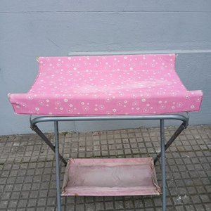 Lote de 6 piezas: Cambiador bebé rosado, silla de auto, silla de comer, silla dorada y 2 armazones - imagen 2