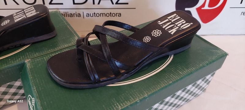 Zapatos negros de tacón bajo - imagen 2