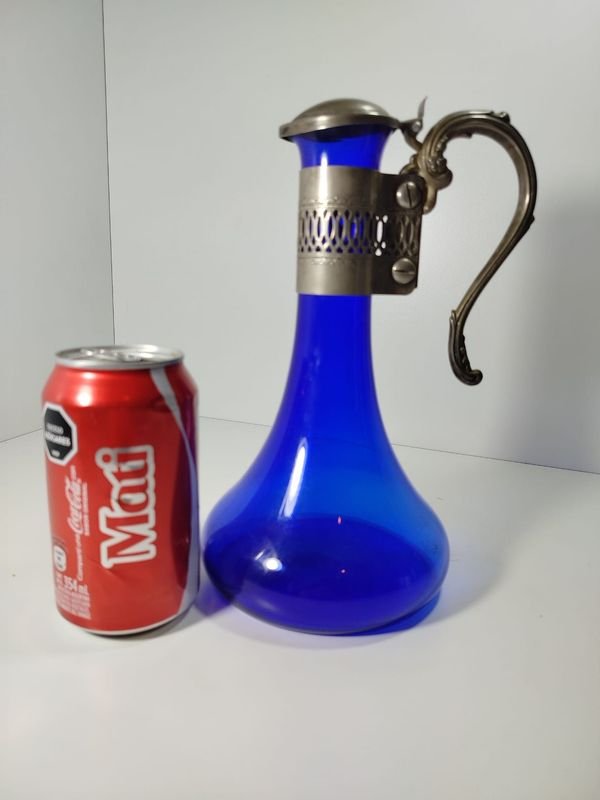 Jarra azul con tapa metálica y manija elegante - imagen 2
