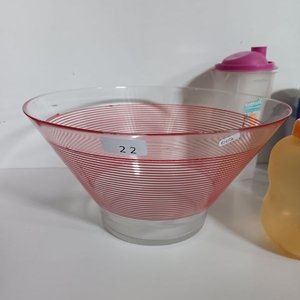 Bowl Grande de Vidrio con Rayas Rojas y Recipientes Plásticos - imagen 10