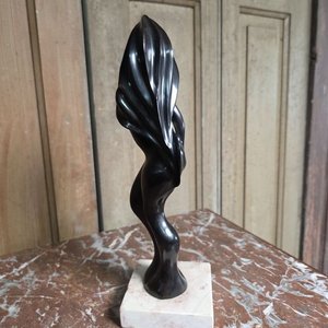 Escultura de Mujer Desnuda en Madera sobre Base de Mármol - imagen 4