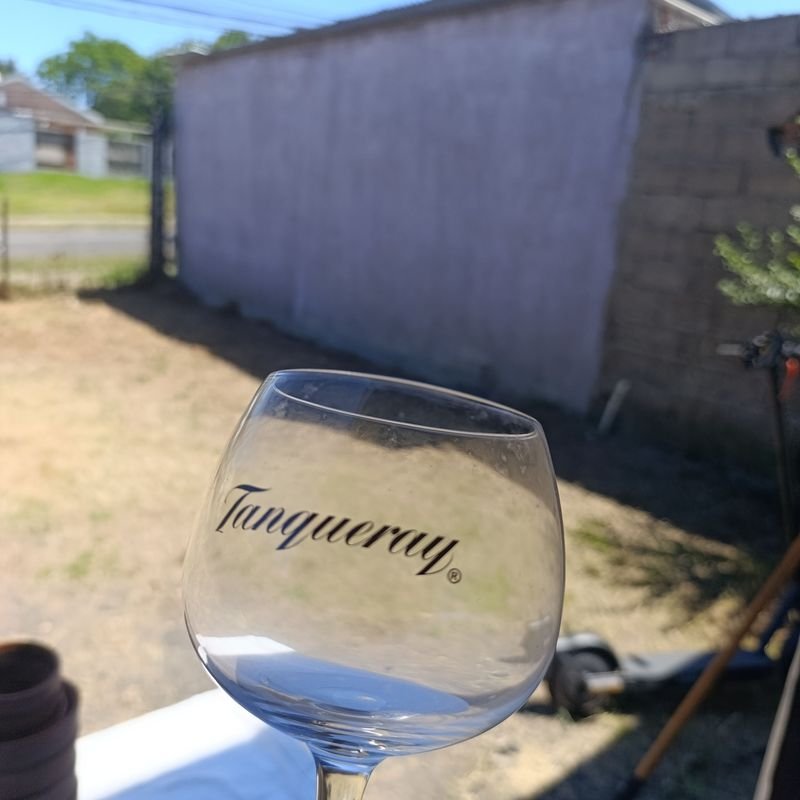 Copas de vino con pie verde Tanqueray - imagen 4