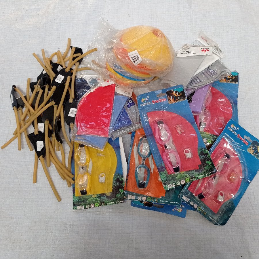 Más de 30 piezas: lentes para natación + conos gorras para natación + gomas para fabricar hondas.