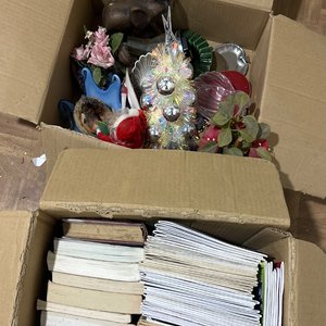 Lote siguiente: Lote de Adornos Navideños y Libros Varios