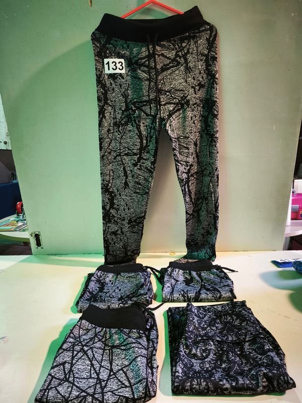 Conjunto de 5 Calzas y Jogging de Lycra con Estampado Batik