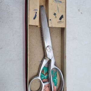 Tijera de Costura con Filo Dentado Tipo Serrucho y Estuche - imagen 3