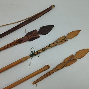 Conjunto Decorativo de Arco y Flechas Artesanales de Madera - imagen 2