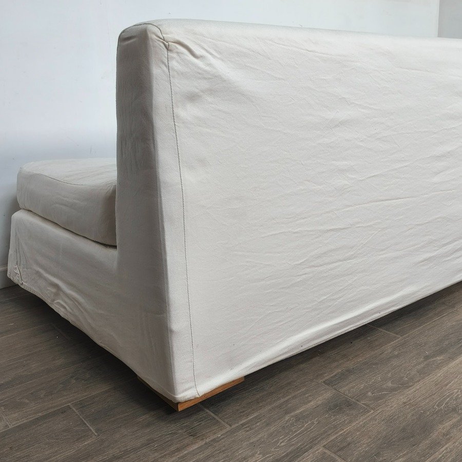 Sillón tipo camastro tapizado en Jean blanco con almohadones y patas de madera - imagen 7