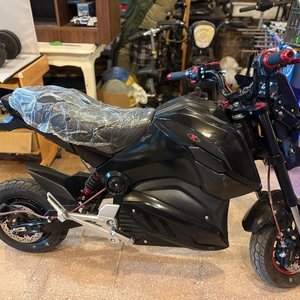 Moto Eléctrica Negra Deportiva - imagen 3
