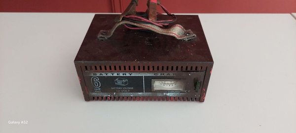 Cargador de batería vintage con características únicas - imagen 1