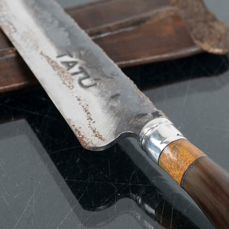 Cuchillo Tatu con vaina de cuero y mango de guampa y madera - imagen 2