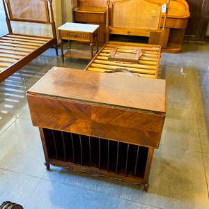 Lote siguiente: Mesa Auxiliar Antigua de Madera con Compartimentos