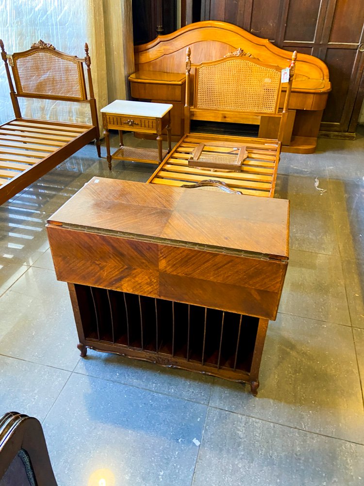 Mesa Auxiliar Antigua de Madera con Compartimentos