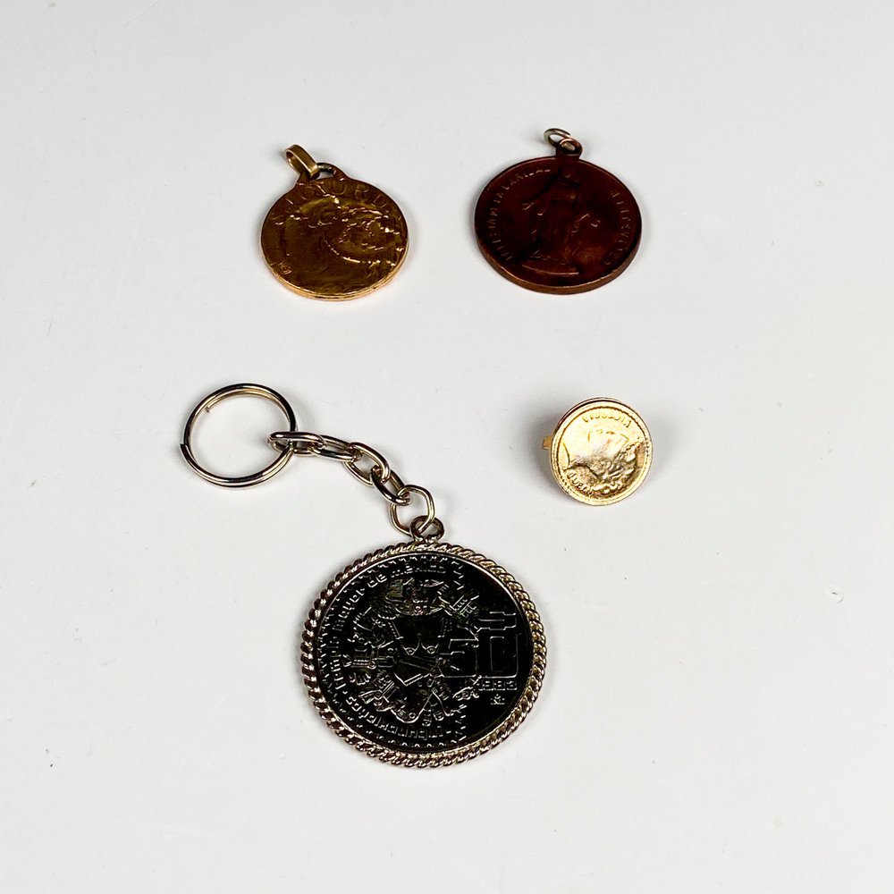 Lote anterior: Cuatro piezas de llaveros y medallas